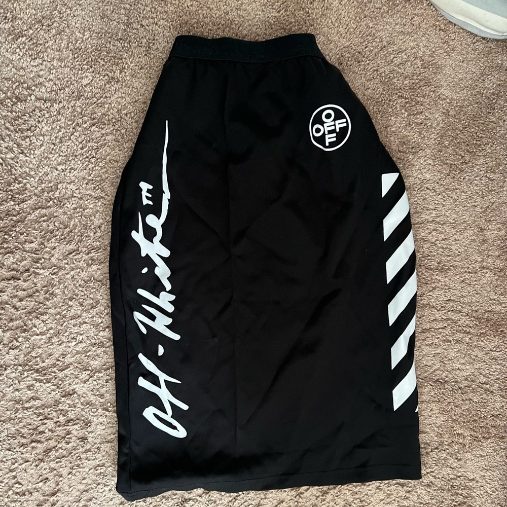 Off-white skirt…only wore once stretchy cotton!! Fits curves perfect!!
